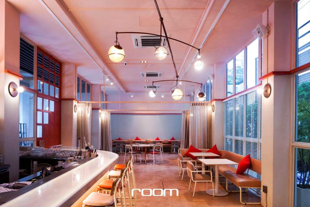 บาร์อารีย์ BABY BAR BANGKOK สีชมพูย่านอารีย์ในลุคหญิงสาวขี้เล่นแกมเซ็กซี่