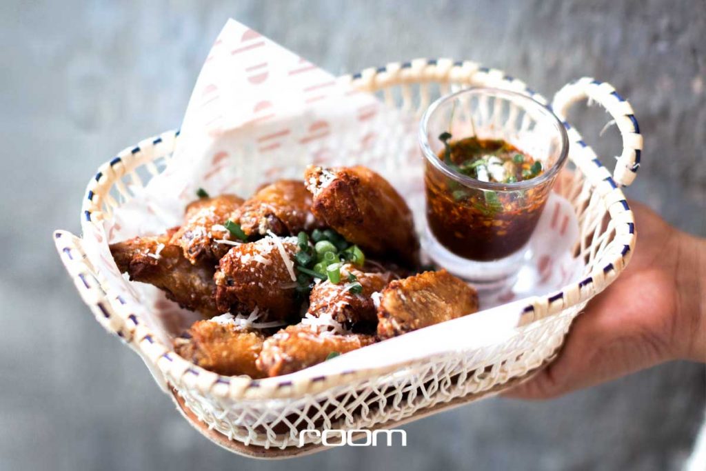 บาร์อารีย์ BABY BAR BANGKOK สีชมพูย่านอารีย์ในลุคหญิงสาวขี้เล่นแกมเซ็กซี่