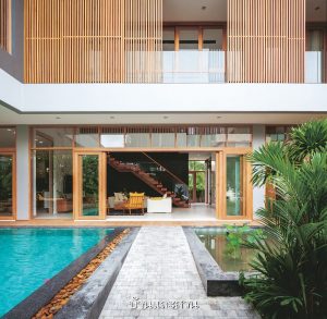 บ้านสไตล์โมเดิร์นทรอปิคัล ผสมผสานไม้กับปูนได้อย่างลงตัว - บ้านและสวน