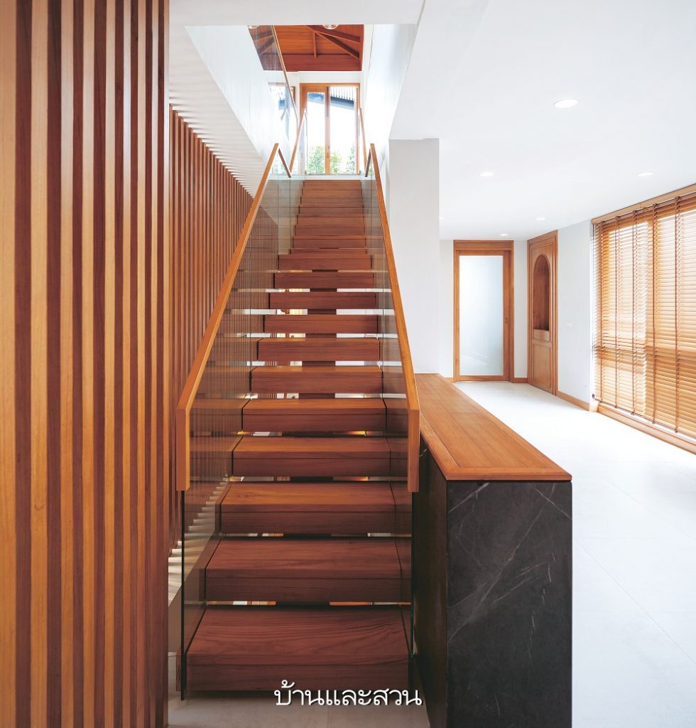 บ้านสไตล์โมเดิร์นทรอปิคัล ผสมผสานไม้กับปูนได้อย่างลงตัว - บ้านและสวน