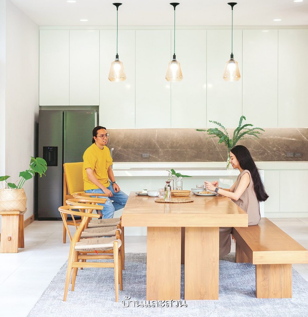 บ้านสไตล์โมเดิร์นทรอปิคัล ผสมผสานไม้กับปูนได้อย่างลงตัว - บ้านและสวน